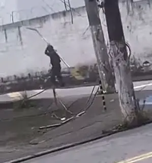 Homem é gravado furtando placa de trânsito em Itaquá