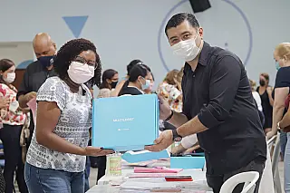 Ashiuchi acompanha entrega de chromebooks para professores