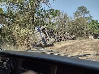Caminhão de lixo doméstico tomba na Estrada Volta Fria em Mogi