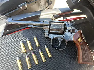 PM prende três, apreende arma e recupera moto roubada em Suzano