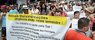 Moradores de Ferraz realizam manifestação contra prefeito