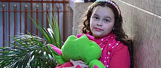 Ferrazense se dedica a cuidar da filha de 7 anos com problema raro
