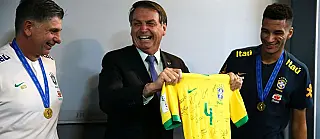 Bolsonaro almoça com seleção do Brasil sub-17, tetracampeã de futebol