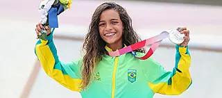 Rayssa Leal, a Fadinha, fatura prata no skate street em Tóquio 2020