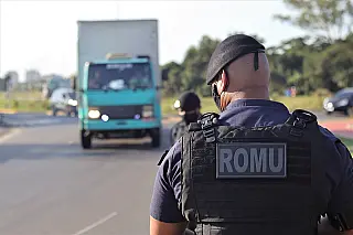 Romu faz apreensões de moto roubada e de simulacro de arma