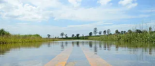 Em área de barragem, estrada no bairro Duchen sofre alagamento