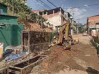 Trabalhador morre após ser atingido por retroescavadeira em Itaquá