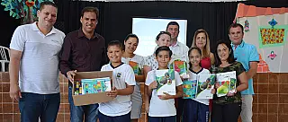 Gian Lopes entrega material escolar e sistema apostilado em Poá