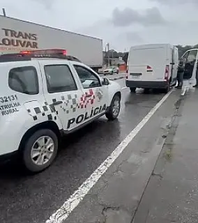 Homem é preso dirigindo van roubada em Suzano; vítimas são mantidas sob ameaça