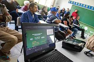 Ferraz faz reunião com agricultores sobre regularização e fornecimento de produtos para merenda escolar