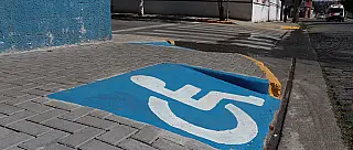 Novas calçadas recebem rampas de acessibilidade