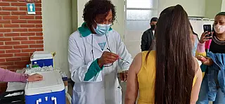 Ferraz inicia vacinação contra Covid-19 de adolescentes de 12 a 17 anos com comorbidade