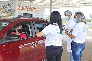 Aplicação da segunda dose em idosos com mais de 80 anos terá drive-thru