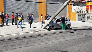Carro bate contra poste em Mogi