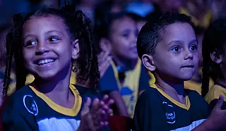 Fundo Social leva crianças, jovens e idosos ao espetáculo AbraKdabra do Circo Tihany