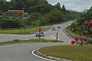 Carro cai em ribanceira na Mogi-Bertioga na manhã deste sábado; não há vitimas