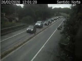 Trânsito aumenta e motoristas encontram tráfego lento na Mogi-Bertioga