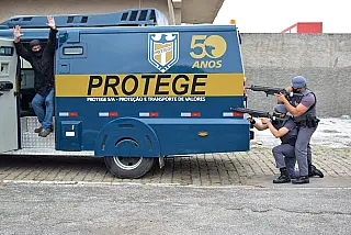 Policiais realizam treinamento para roubos a carros-fortes