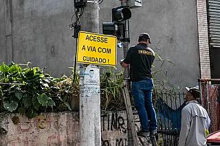 Ferraz de Vasconcelos instala semáforo intermitente