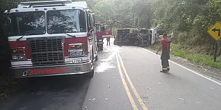 Motorista fica preso às ferragens após carreta tombar em estrada de Mogi