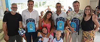 Prefeito de Poá entrega uniformes, material escolar e novas apostilas