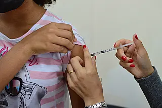 Vacinação contra a Covid-19 é mantida nos postos de saúde de Suzano