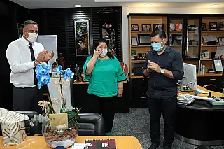 Servidora é homenageada por completar 50 anos de serviço