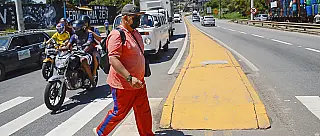 Sem lombadas eletrônicas na Índio-Tibiriçá, pedestres temem alta velocidade de carros