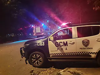 Carro colide com viatura da GCM de Poá em Calmon Viana