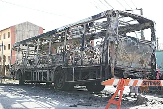 Bandidos incendeiam ônibus em Poá; cinco linhas são suspensas parcialmente e uma completa
