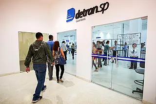 Veículos com placas terminadas em 0 devem ser licenciados neste mês