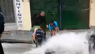 Moradores resgatam motoqueiro de enxurrada no Parque São Francisco em Ferraz