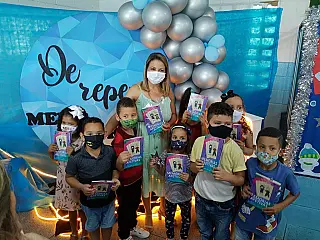 Alunos da educação infantil de Ferraz lançam livros em manhã de autógrafos