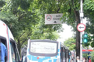 Suzano zera multas na faixa de ônibus em um ano