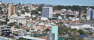 Homem é atropelado e arremessado em avenida de Mogi