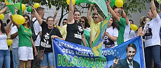 Passeata pró-Bolsonaro leva simpatizantes às ruas do Centro