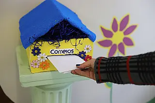 Escola busca aproximação com famílias por meio de distribuição de cartas