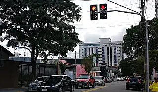 Semáforo é implantado para melhorar fluidez e segurança na avenida Laurinda Cardoso