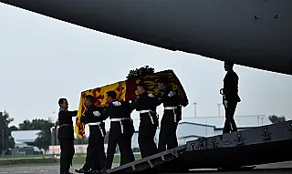 Avião com caixão da rainha Elizabeth aterrissa em Londres