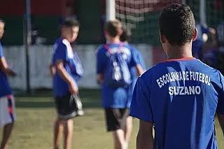Alunos de escolinhas de futebol em Suzano recebem uniformes