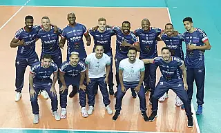 Atletas do Suzano Vôlei participam de venda de camisas neste sábado
