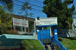 Demora no intervalo entre ônibus prejudica professores e alunos de escola em Palmeiras