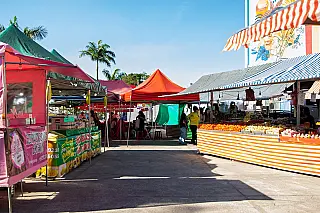 Feira livre noturna mantém funcionamento no Centro de Convenções