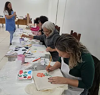 Secretaria de Turismo promove curso gratuito de pintura com estêncil para customização de roupas