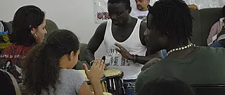 Oficina de percussão proporciona intercâmbio cultural Brasil-África
