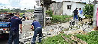 Motorista sofre convulsão ao volante e ônibus municipal invade casa em Palmeiras