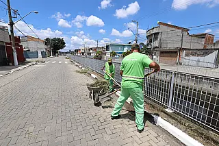 Equipes de zeladoria atuam em 25 bairros de Suzano