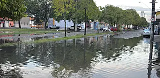 Ruas do Parque Maria Helena alagam após chuva