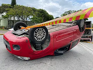 Acidente entre carros deixa dois feridos ao lado da Prefeitura