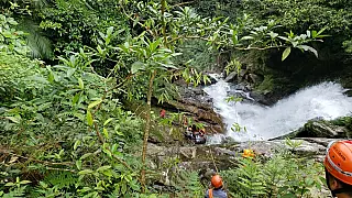Guarda morre após cair de cachoeira; Corpo de Bombeiros faz buscas para encontrar mãe de agente